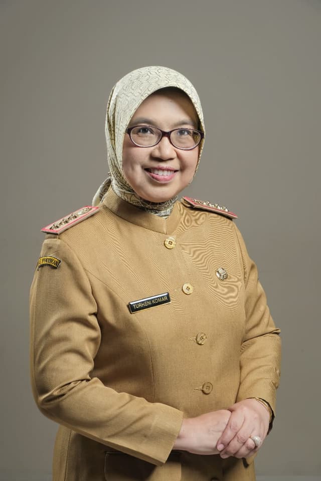 Dra. Turheni Komar, M.Pd